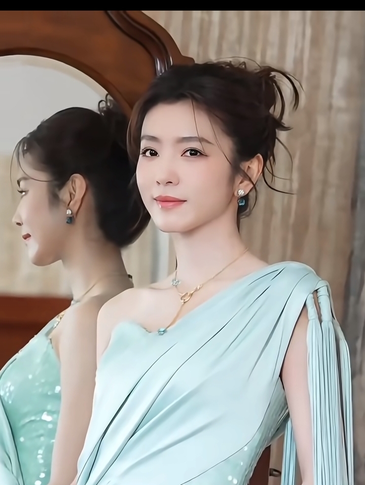 李云霄薄荷绿单肩流苏裙，慵懒盘发尽显清冷优雅美貌