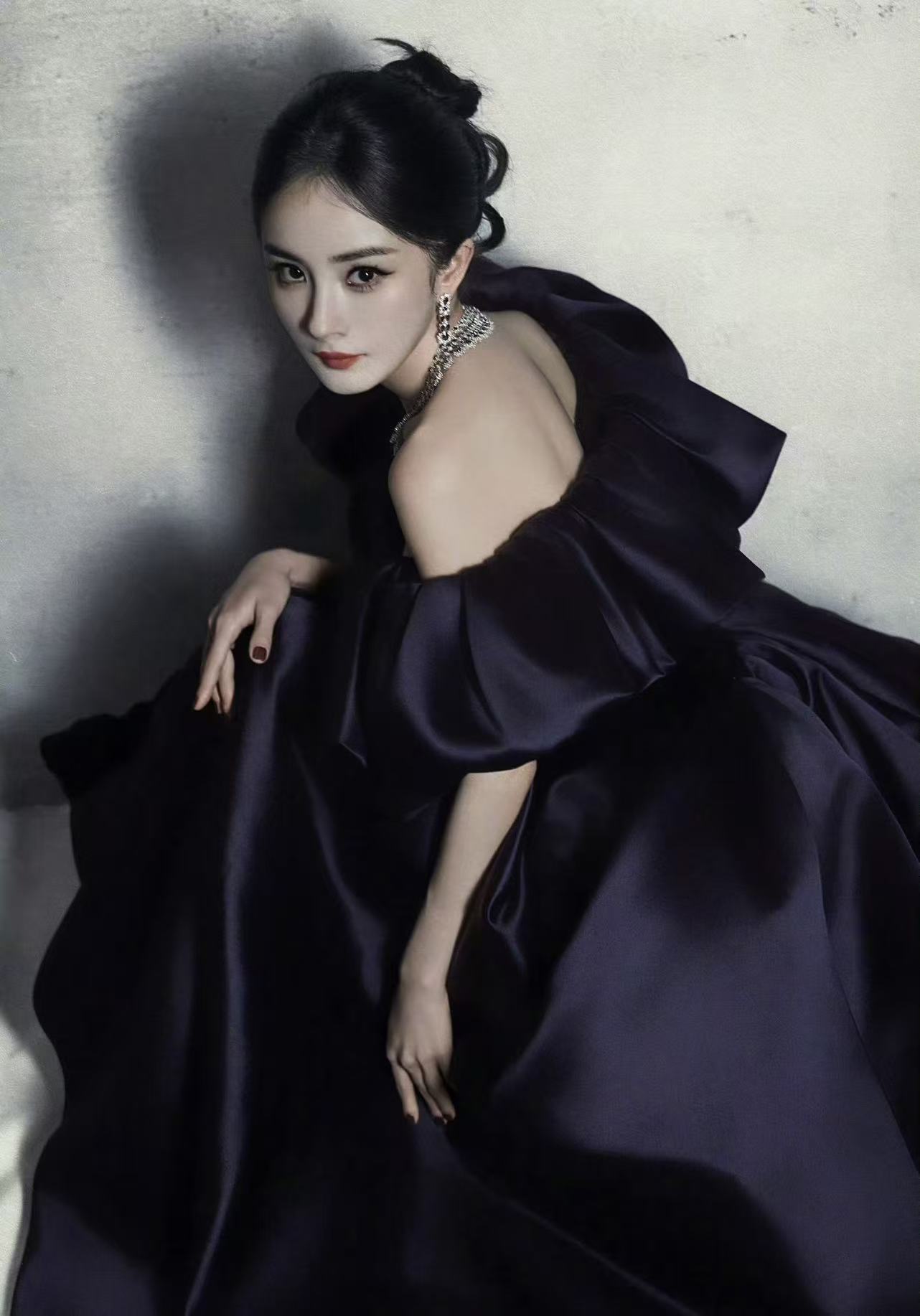 微博之夜大乱，杨幂愤怒喊话给说法！事件波及肖战，粉丝高喊退票