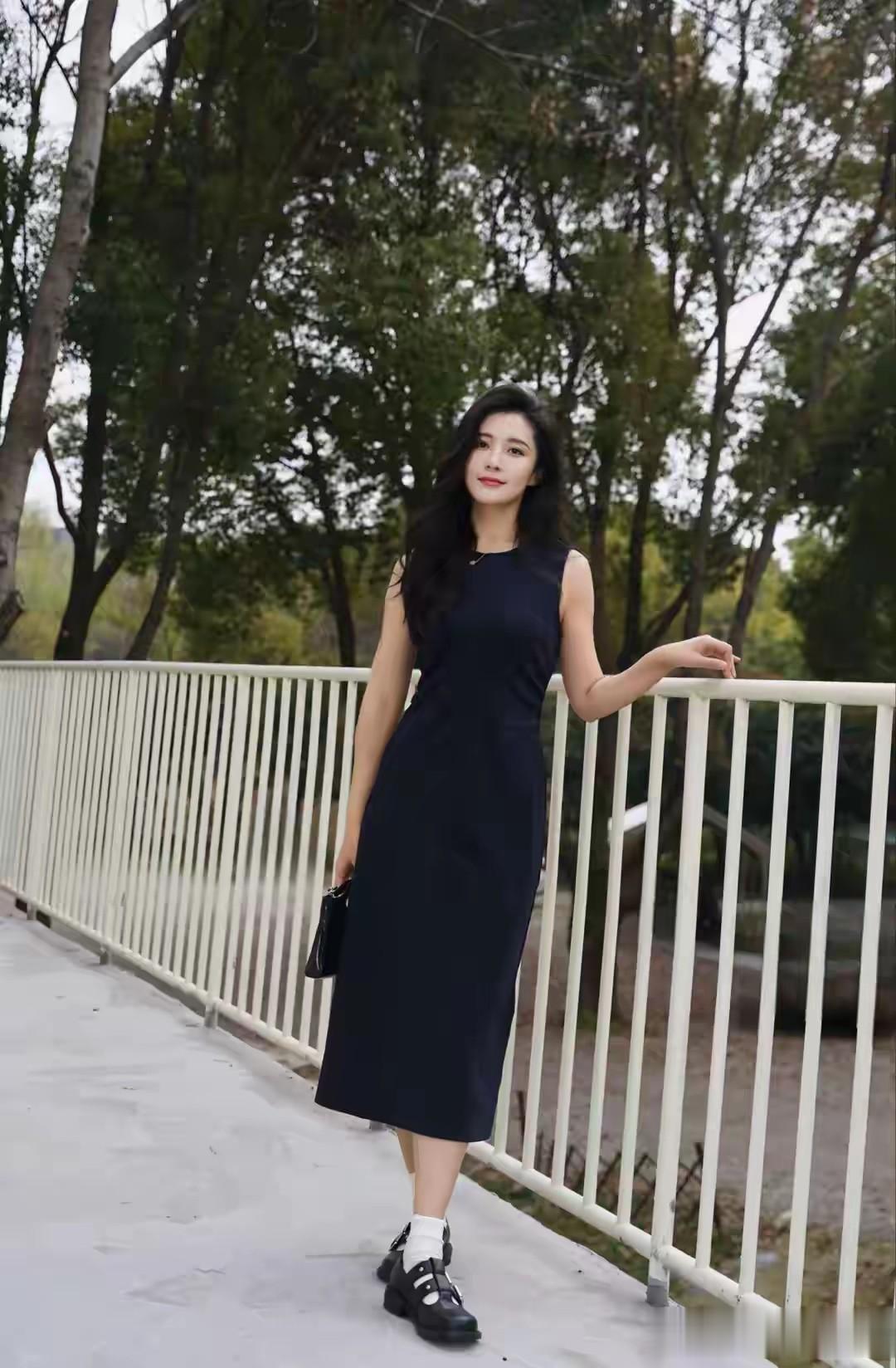 林瑾希藏蓝针织裙造型刷屏