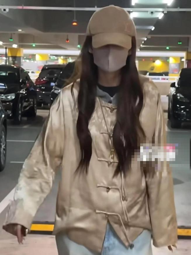 Baby带8岁小海绵回上海过年！穿新中式满身黄金奢侈品，有点土气