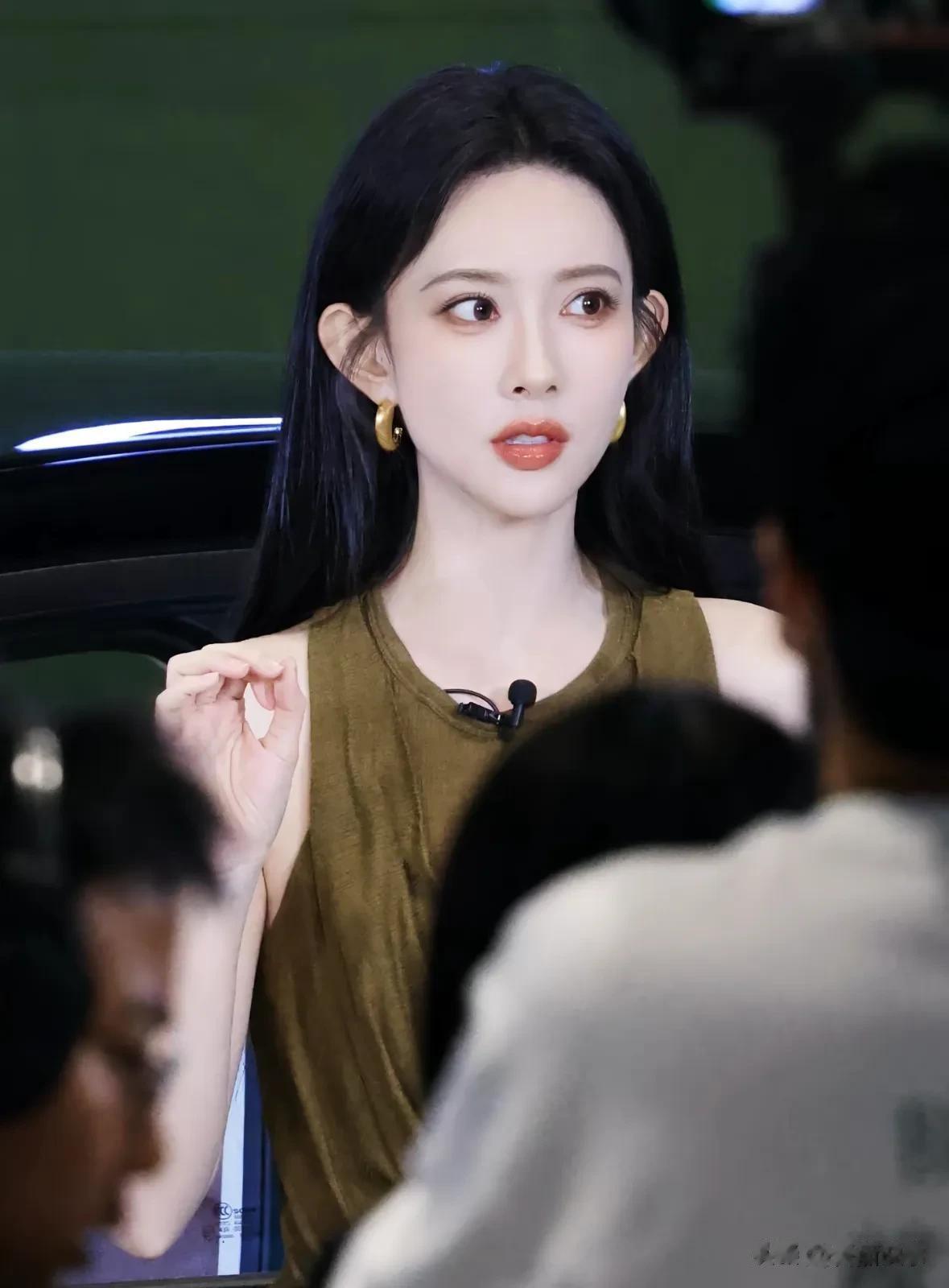 孟子义现身某车企活动，挂脖上衣配微喇裤，生图状态美到窒息