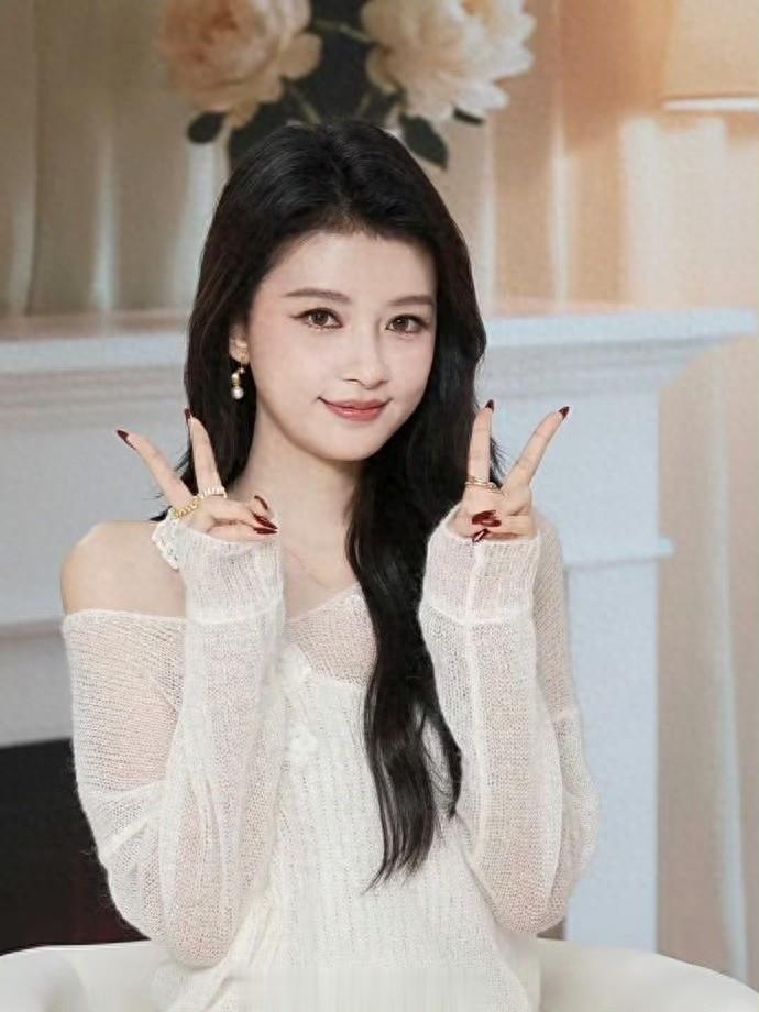 孙怡-白色钩花针织连衣裙