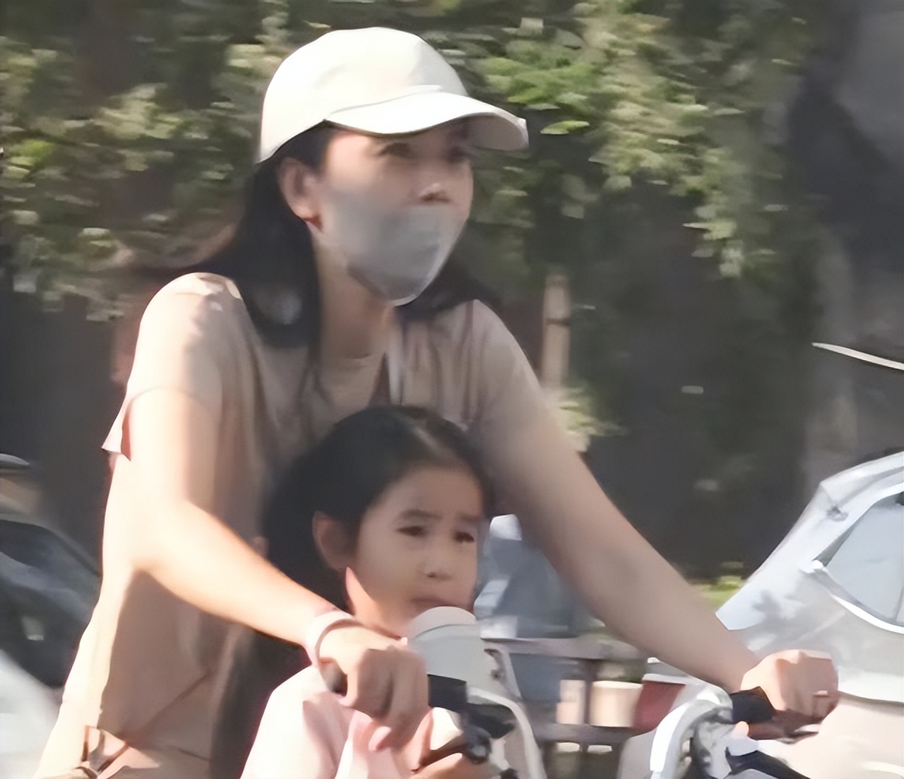 高圆圆一家迪士尼看新花车，7岁爱女身高猛蹿，已超过妈妈腰部