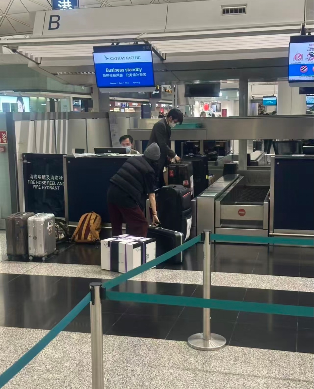 张柏芝被偶遇，一人拿八九件行李堪比搬家！疑和3个儿子澳洲过年