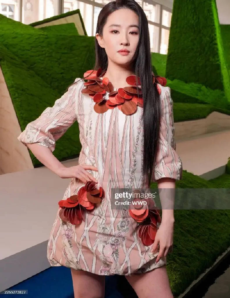 巴黎这一夜,李龙馥像贵族王子、刘亦菲穿土衣服、周冬雨像个男人