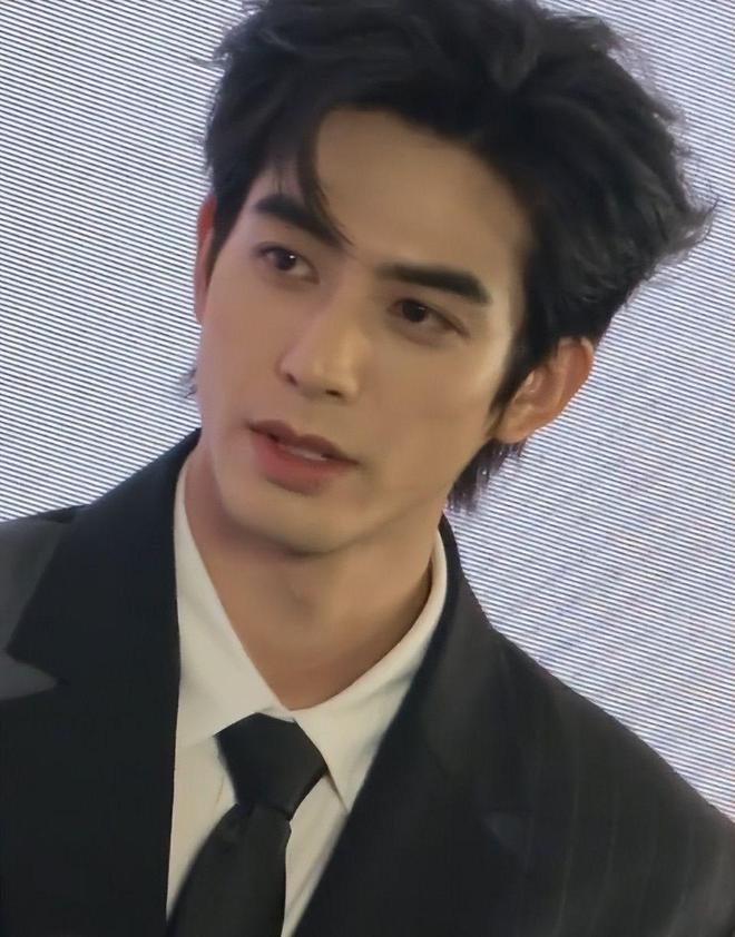 宋威龙MOVA活动生图，宽肩窄腰长腿身材绝