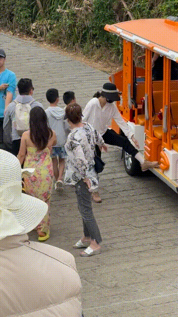 章子怡一家在海南三亚过年，醒醒长高了，哥哥章子男的儿子很帅气