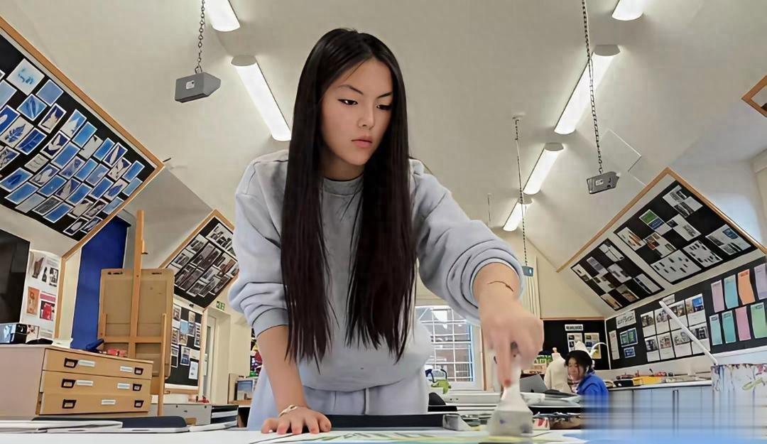 1月10日凌晨，王诗龄晒出自己学习的照片，真是挺辛苦的