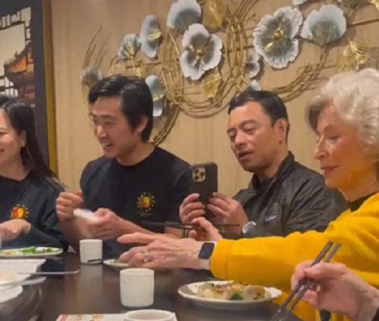 李小龙81岁遗孀罕见现身，隐瞒2段再婚秘闻，离世后竟另有归宿