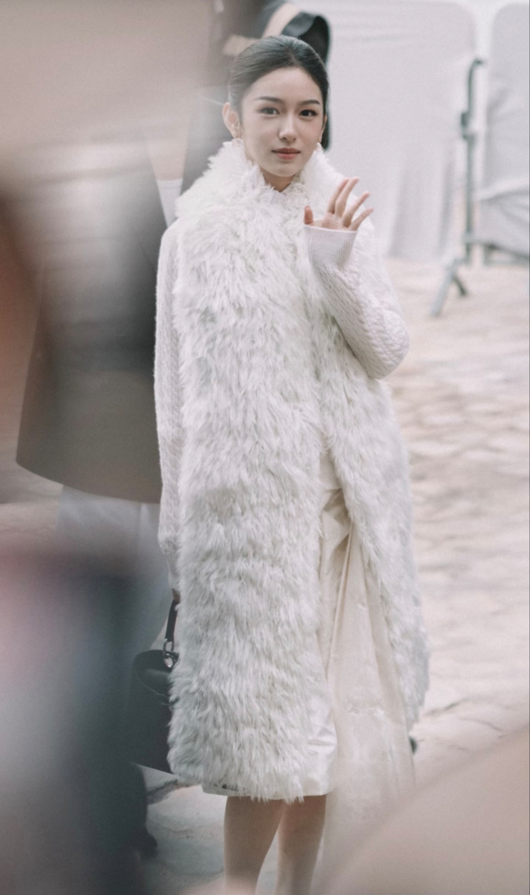 周也和家人西班牙吃火锅被偶遇，一家四口都是高颜值，画面很温馨