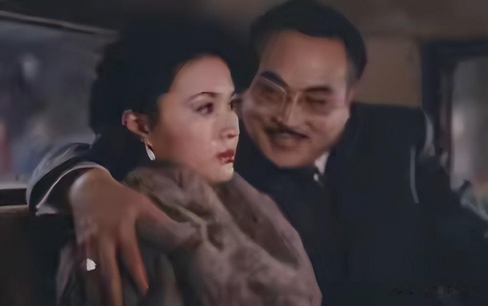 方舒:捧红屠洪刚后被抛弃,独自抚养两个女儿24年,女儿成其骄傲