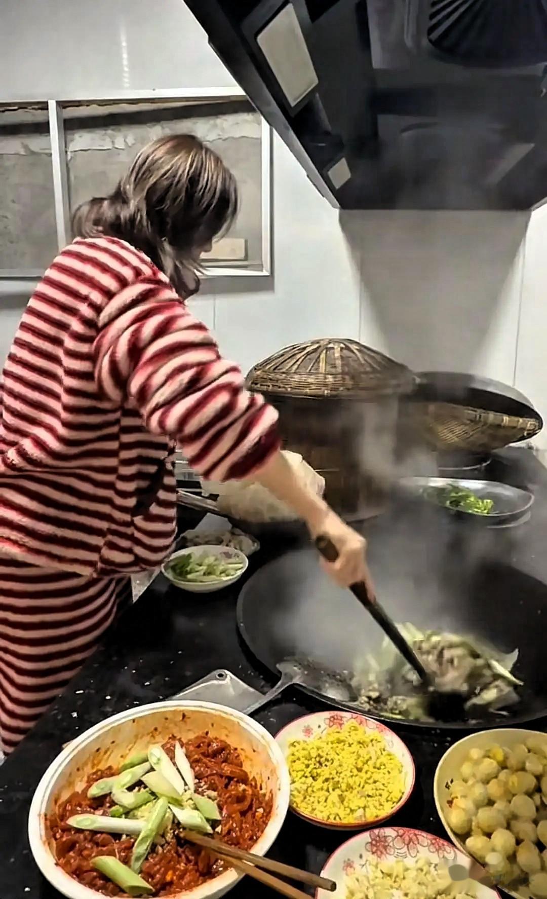 李亚鹏前妻回四川过年，住村里山上大别墅，三层楼院子大到能跑步