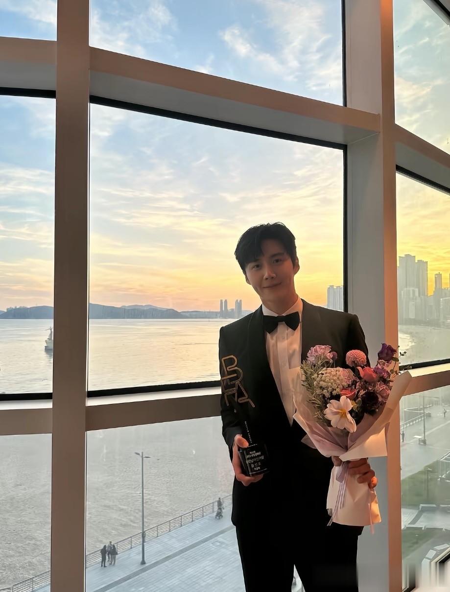 心疼到窒息！金宣虎40岁翻红遭逃税抹黑，网友：仇人都得怜他三分