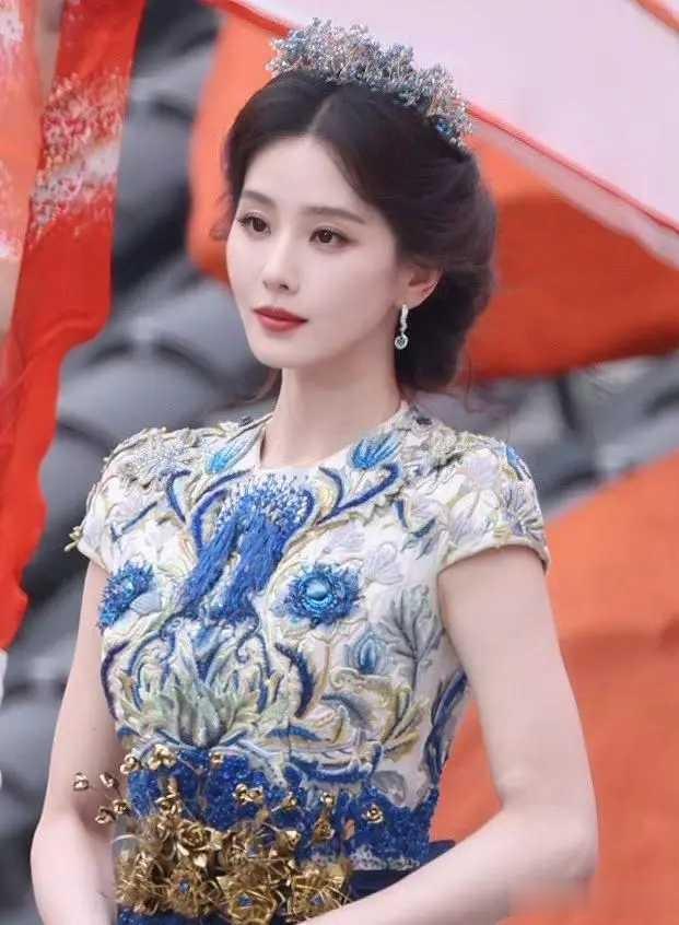 刘诗诗戴龙葵头饰亮相盛典，与10个“龙葵”同台引爆回忆杀