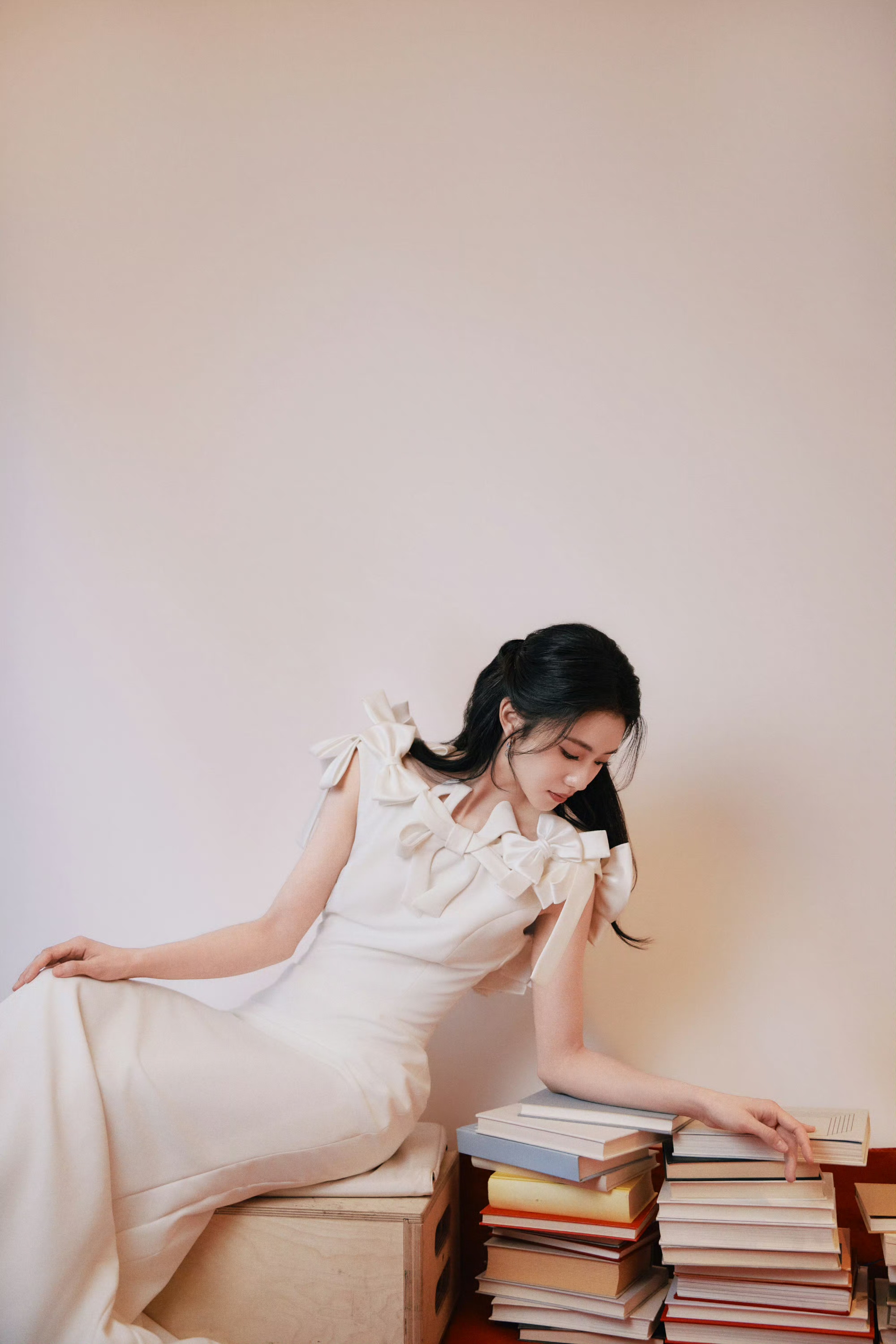 刘浩存米黄连衣裙