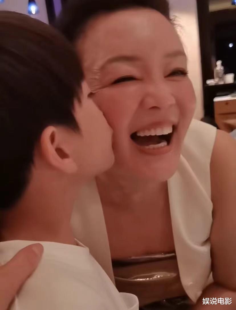 没经过允许，张兰就把汪小菲喂奶照曝光，母子矛盾再次凸显