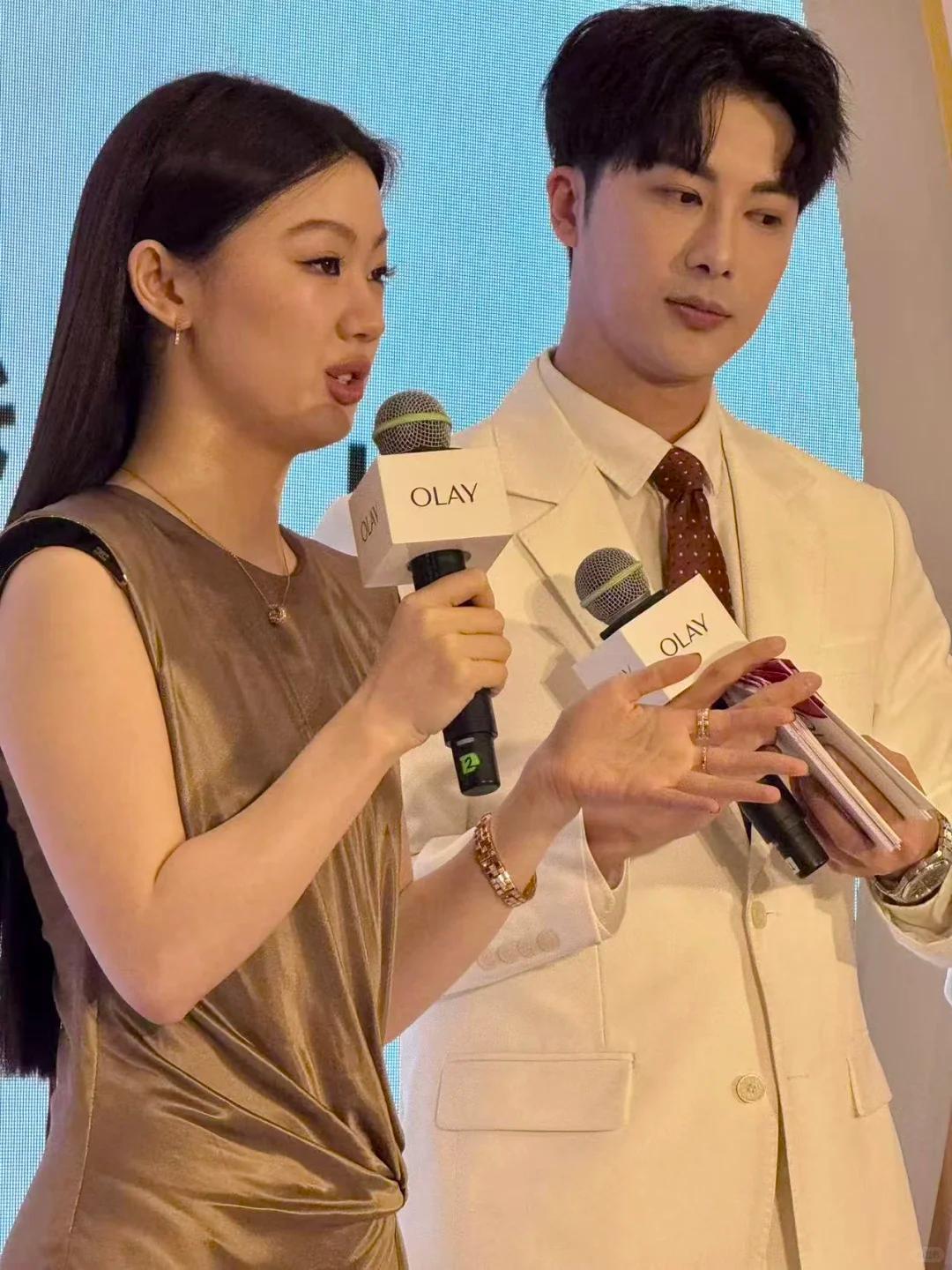 单依纯出席活动，脸大嘴肿眼神犀利，网友：这也能当明星？