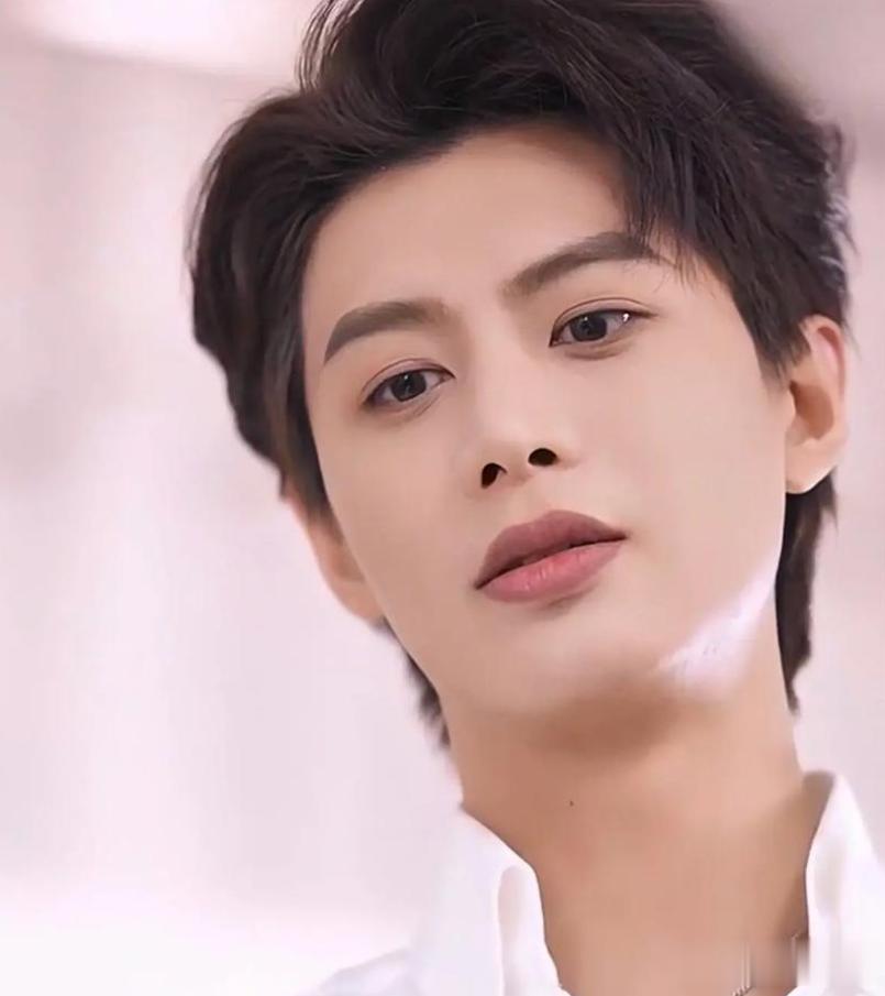 他是高铁售票员，辞职当演员，1年成短剧顶流，却因一事一夜塌房