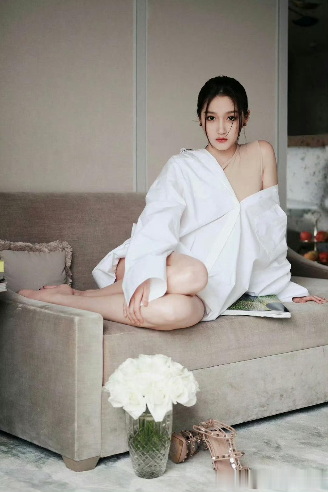 关晓彤 这才是我的衣服,短裙大长腿的适配感。