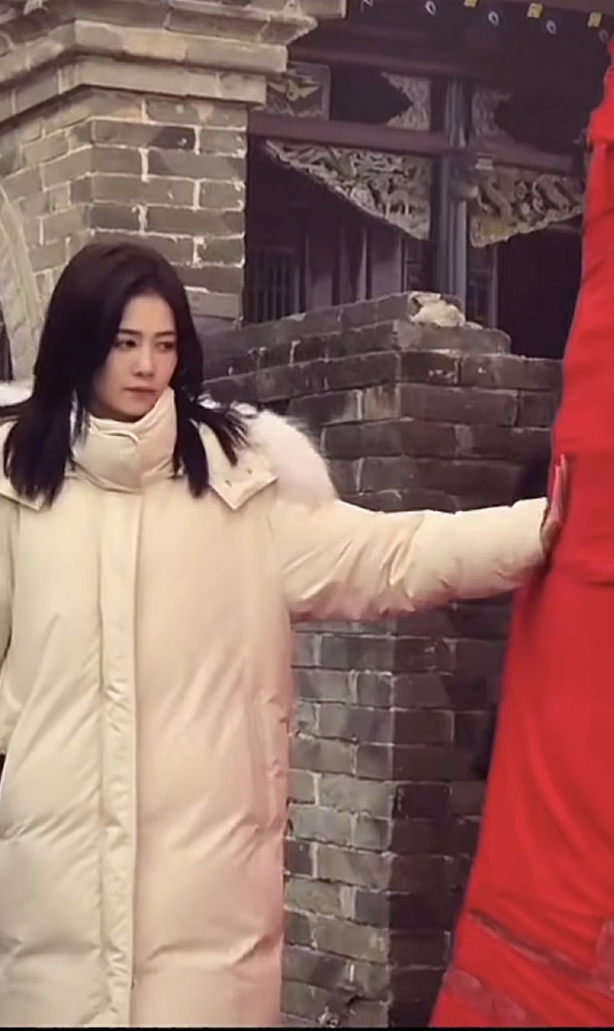 白鹿现身大孤山，穿白色羽绒服素颜好漂亮呀，被说好看后温柔笑笑