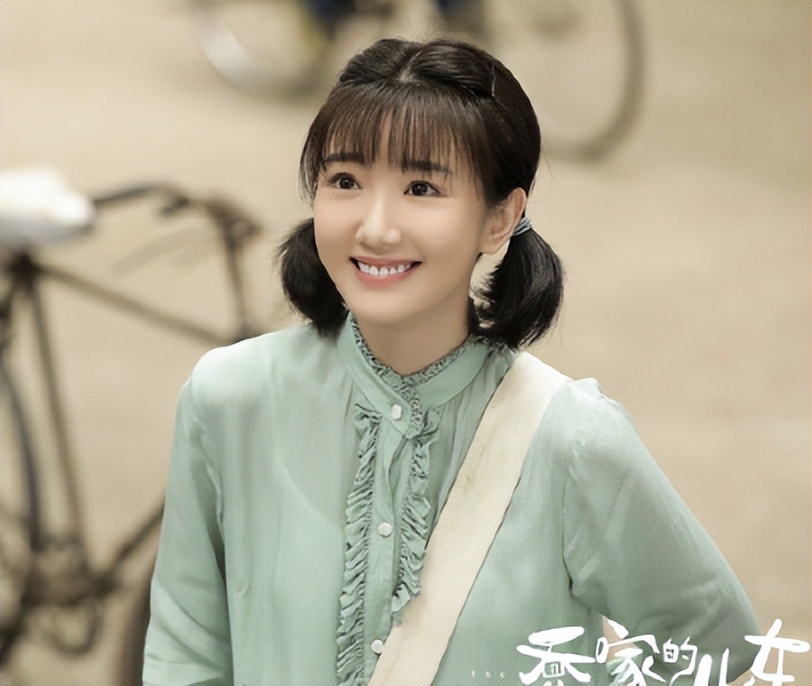 毛晓彤香港活动，生图五官精致但皮肤坑洼，边笑边整理内衣抢镜