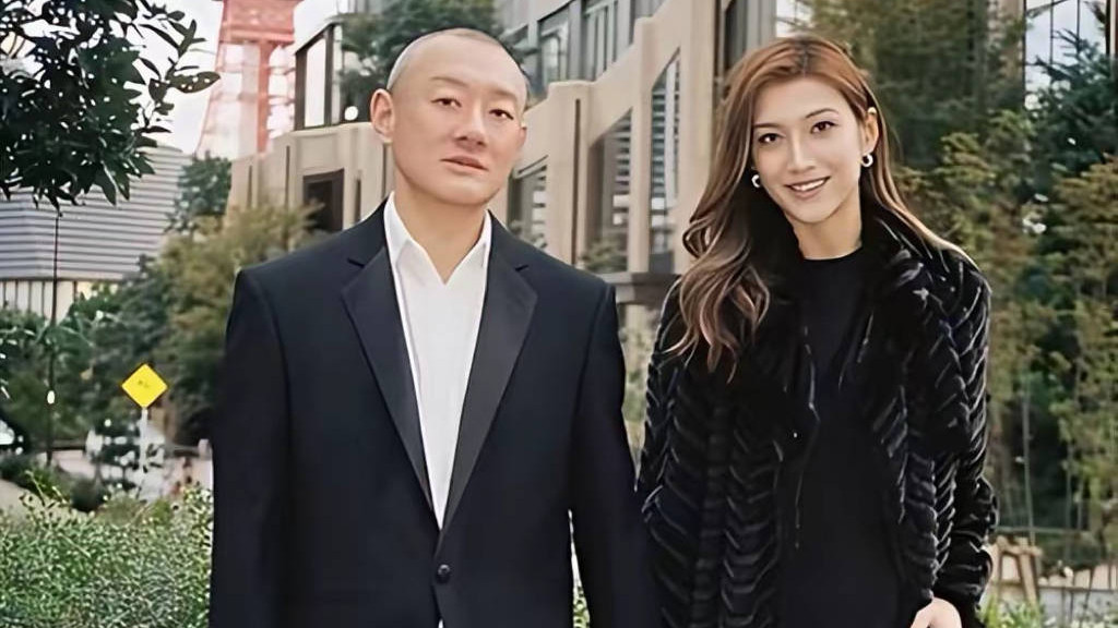 汪雨小20岁老婆真时髦