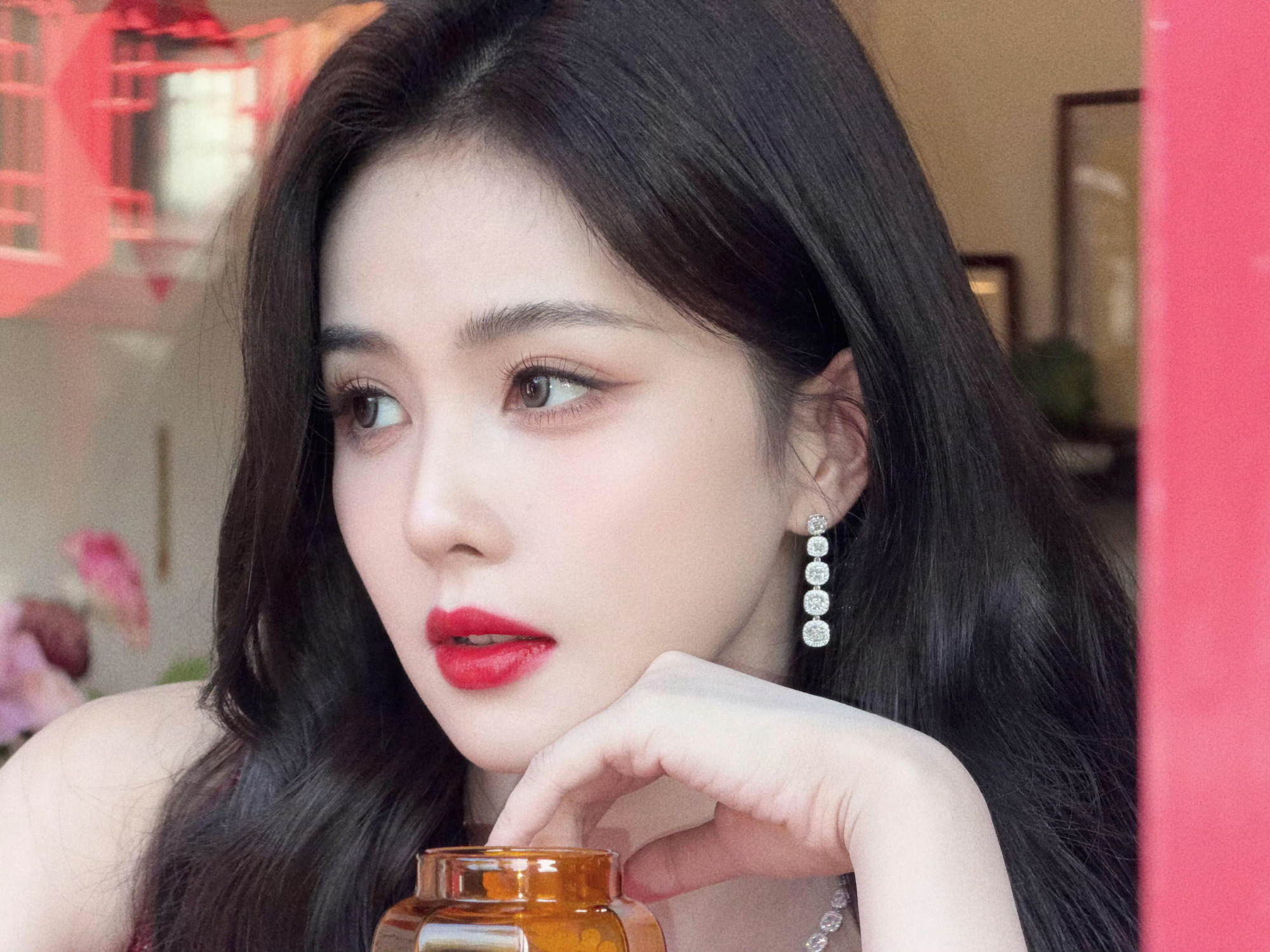 白鹿喜庆抹胸红裙