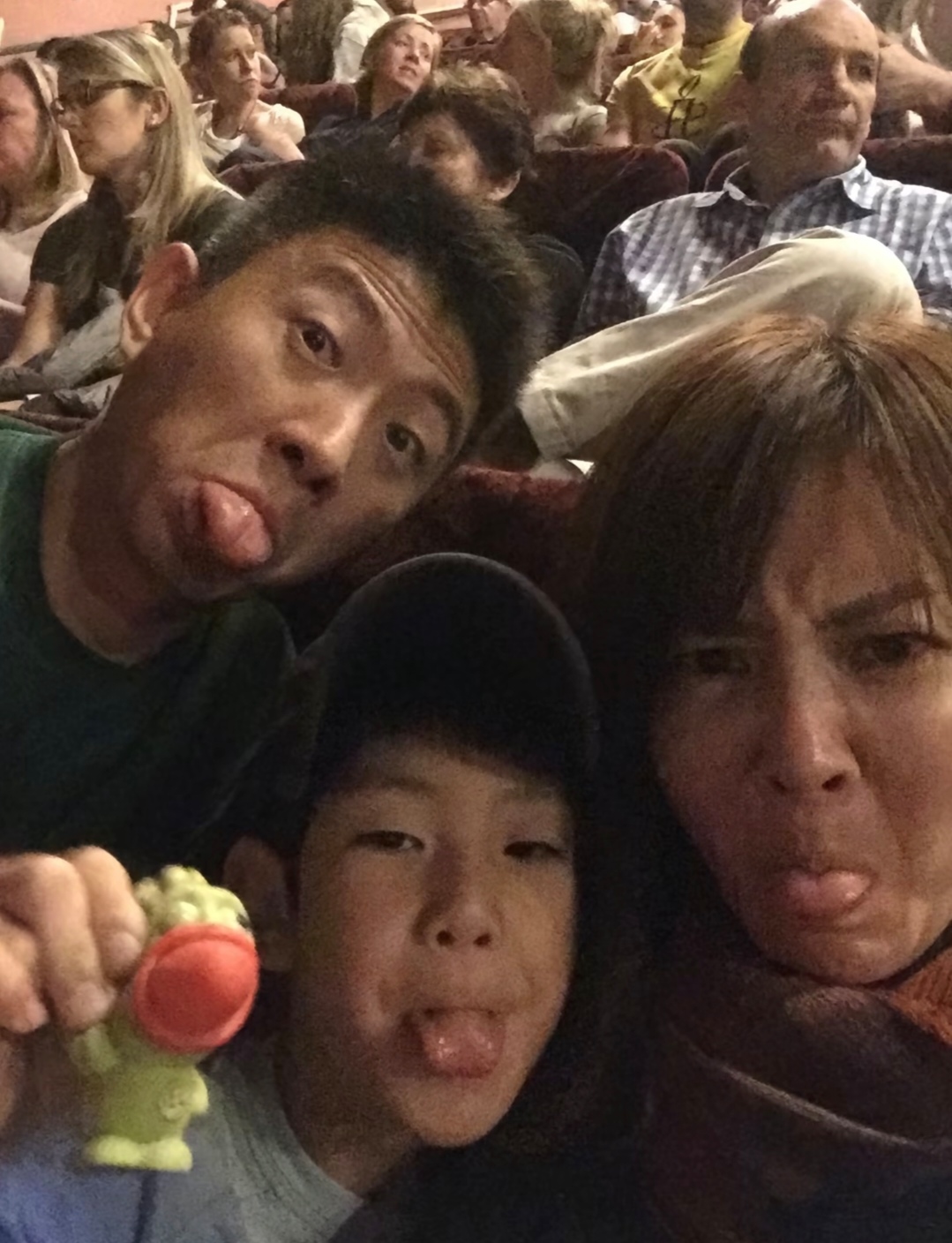 刘孜儿子15岁生日晒全家福，评论区回应曾逼得妈妈进山修行一事