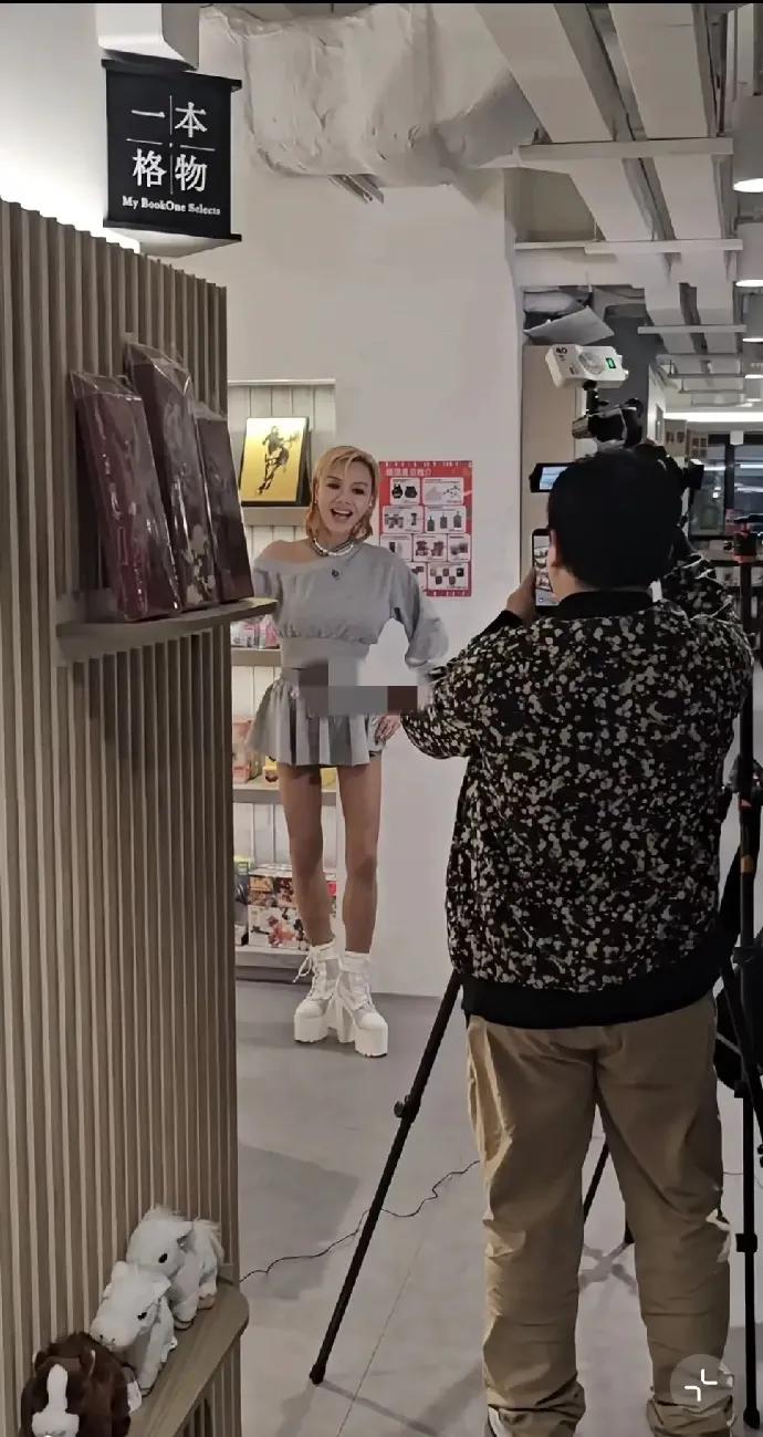 叶子媚身材有点吓人,上围虽大但却下垂,双腿干瘪像老太太!