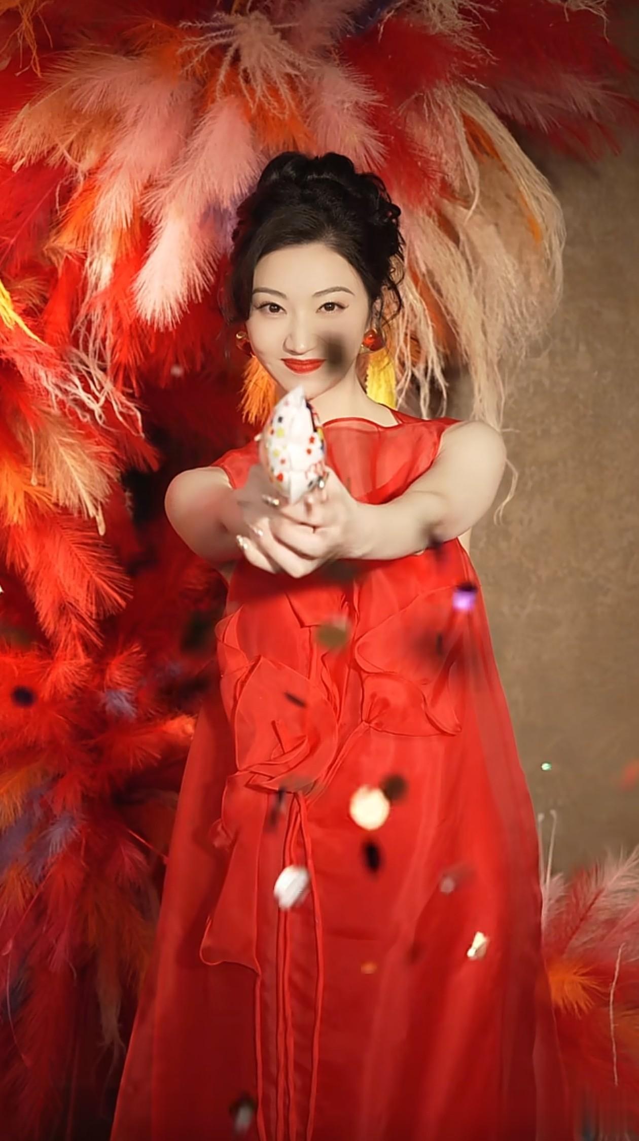 37岁景甜穿红色无袖连衣裙庆新年！喜庆氛围拉满，状态好得像27岁