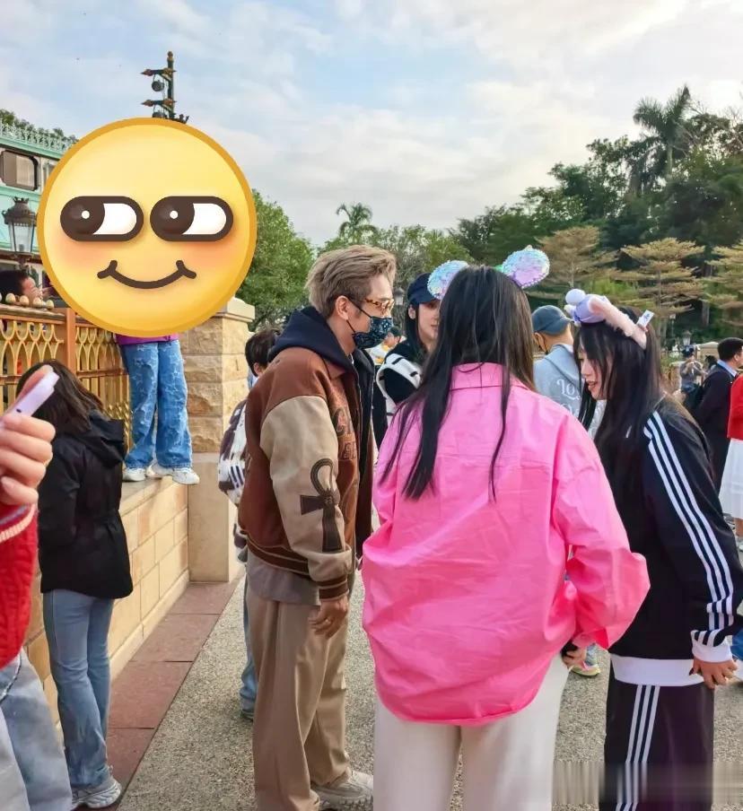 陈浩民和林峯夫妻现身迪士尼，张馨月穿着宽松，被猜测怀了二胎