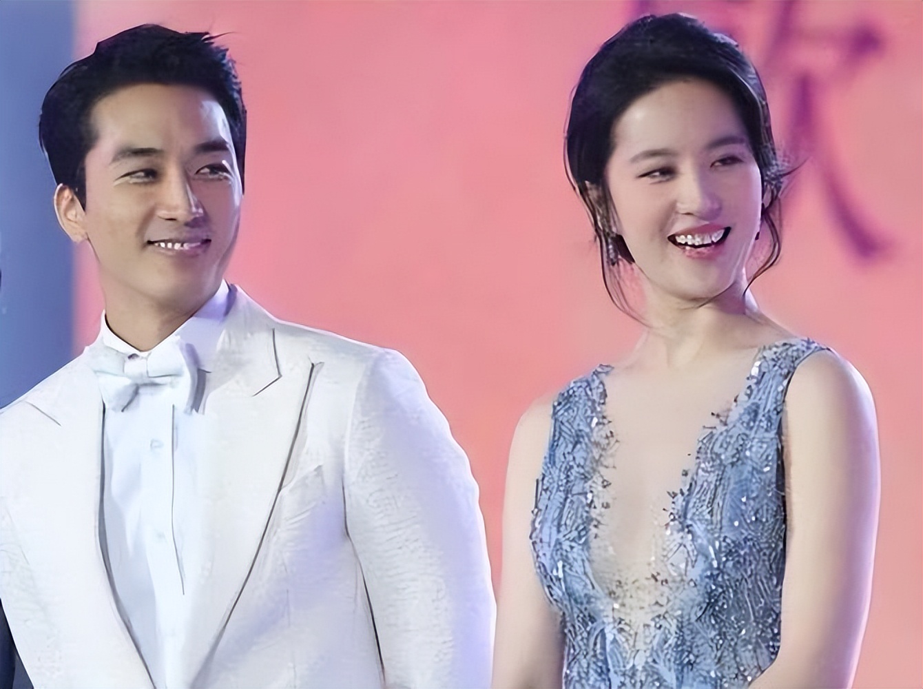 刘亦菲现实长什么样？路人镜头才是“照妖镜”，王晶的话有人信了