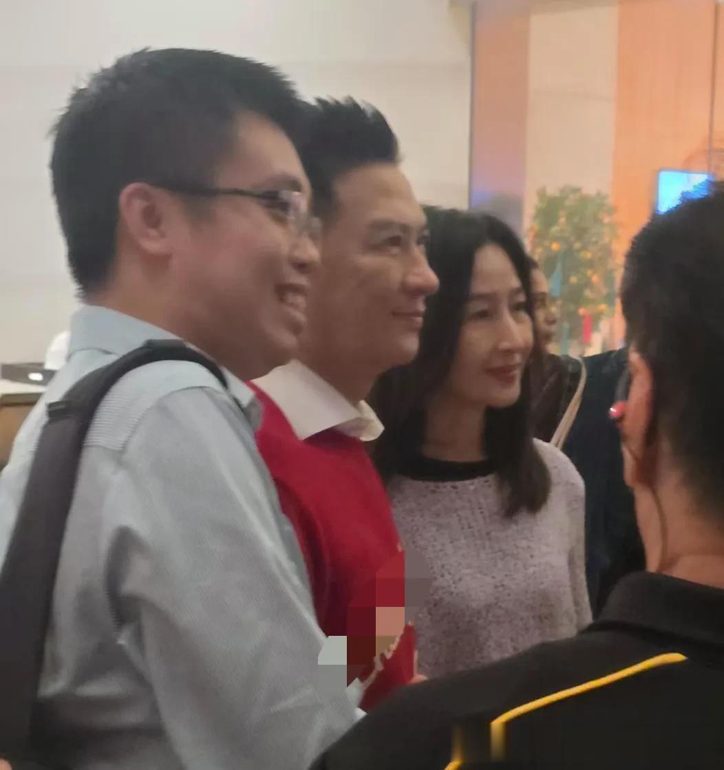 62岁张家辉和老婆关咏荷在新加坡餐馆喝早茶被偶遇,状态真好