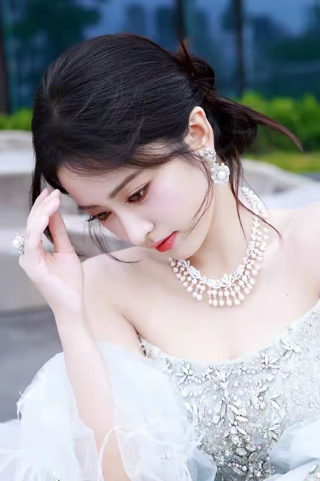 沈月一袭抹胸白色礼服裙,好美好惊艳