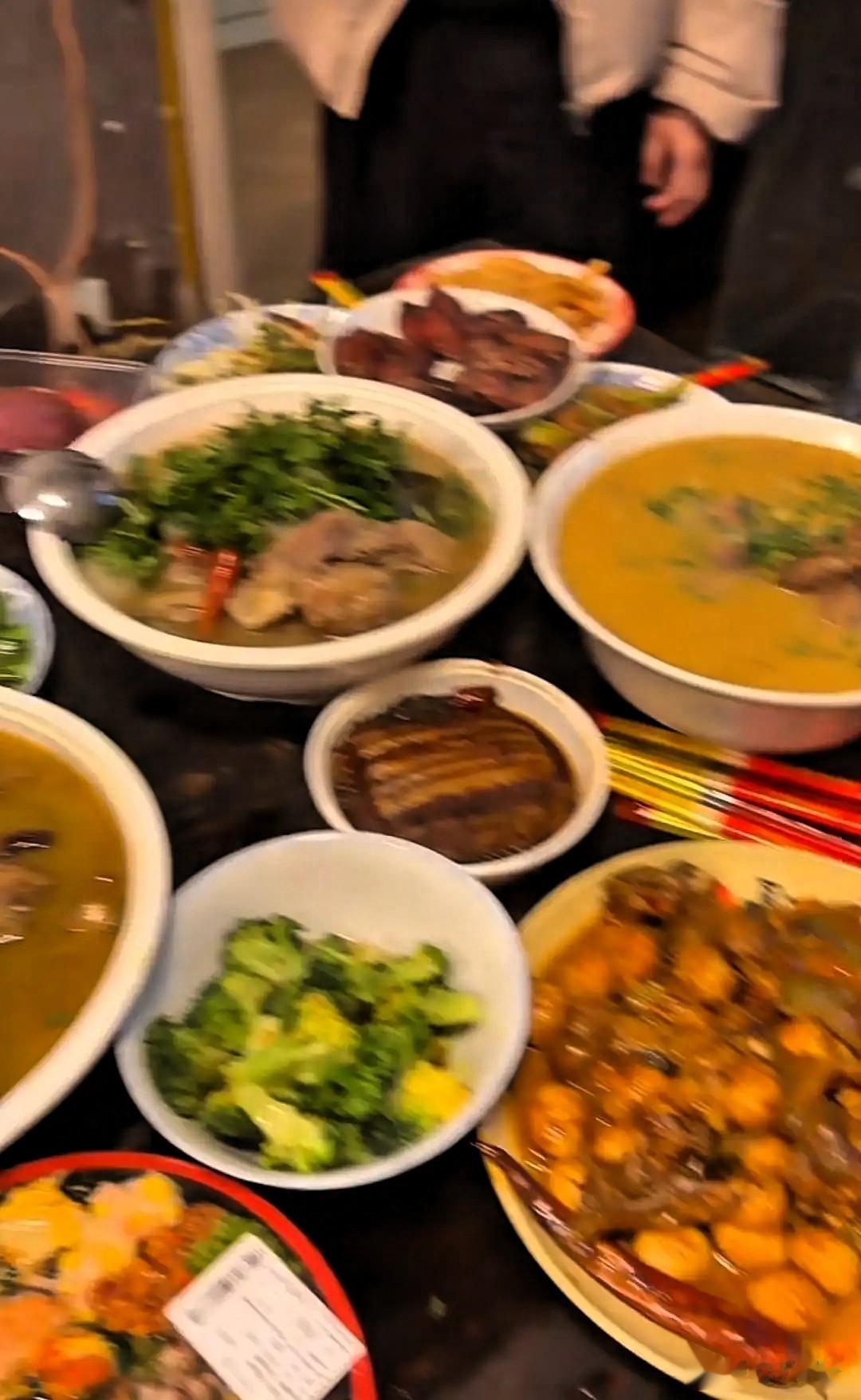 李亚鹏前妻回四川过年，住村里山上大别墅，三层楼院子大到能跑步