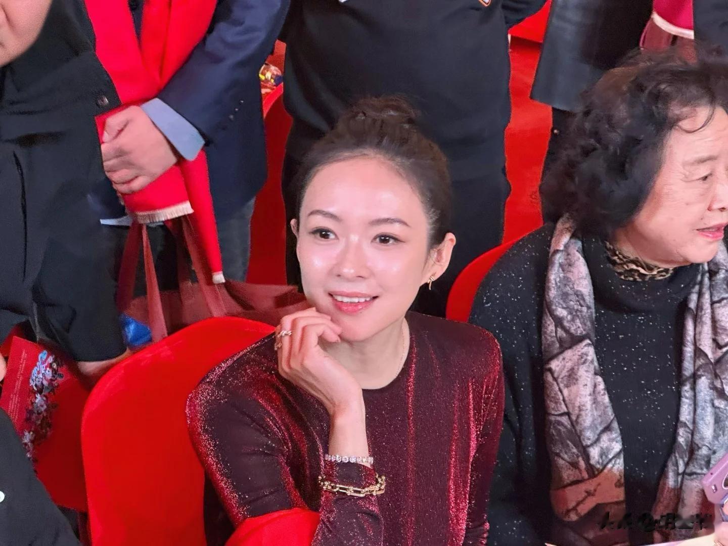 章子怡三亚陪孩子太拼了!被晒到皮肤黝黑、身材走样还长了小肚腩