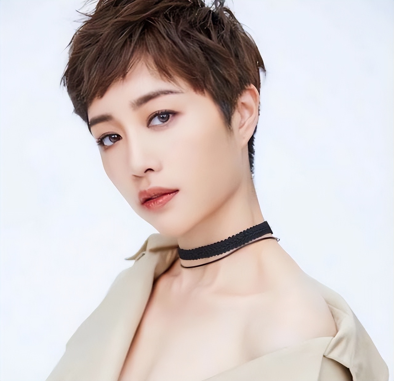 爷爷是中国表演艺术家，老公是北电院长，她却坚持靠演技走红！