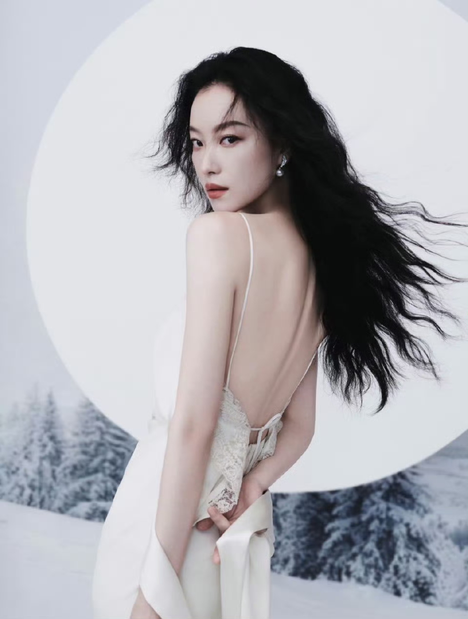 倪妮的一组雪地图片～