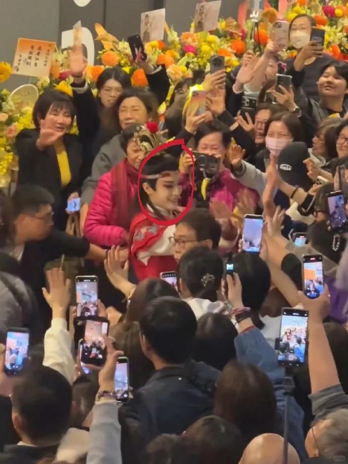 陈丽君火到台湾！首次演出8万人捧场，对粉丝的称呼让她口碑暴涨