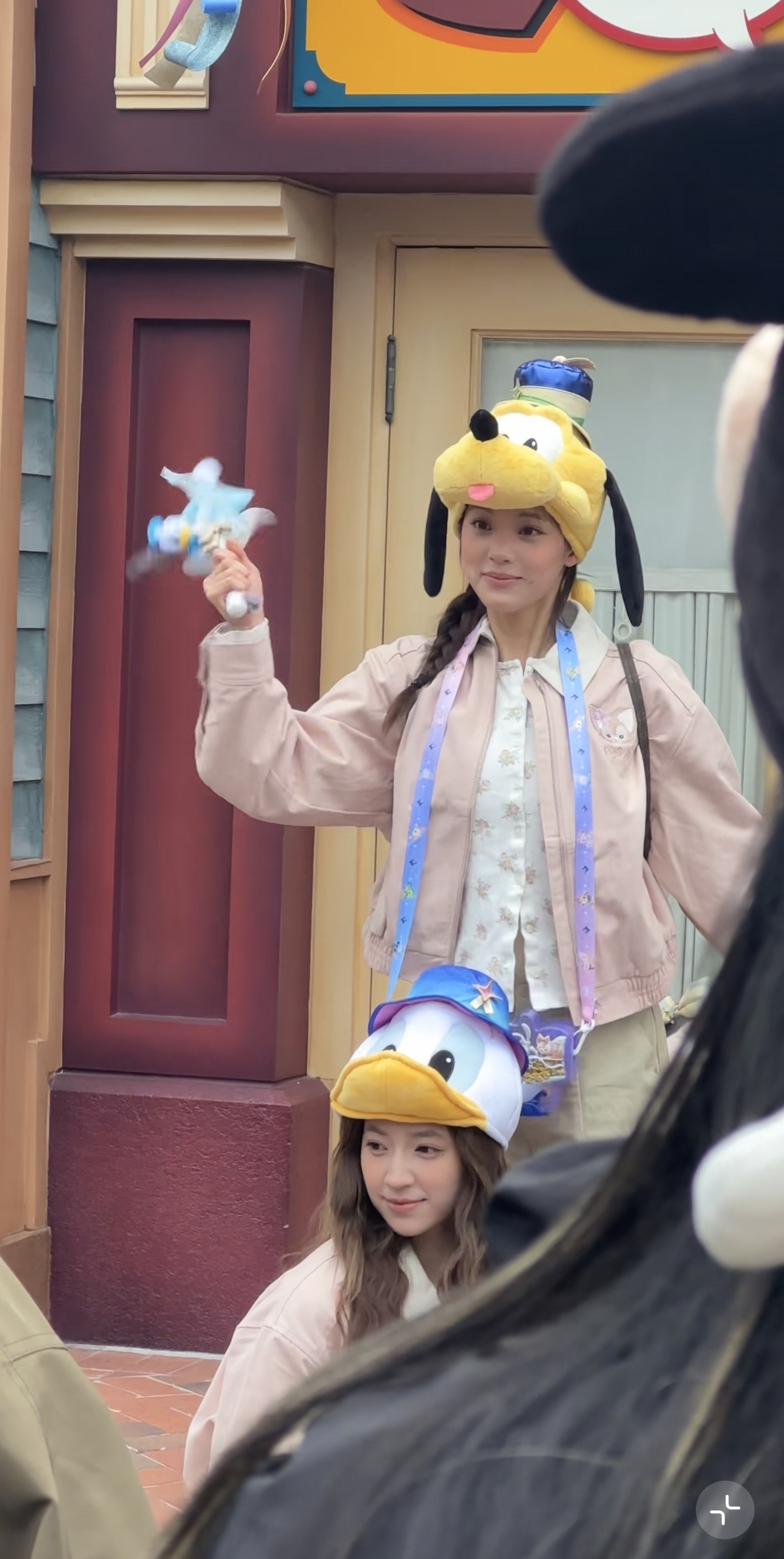 欧阳娜娜三姐妹迪士尼被偶遇，三人都戴着卡通帽，美的各有特色呀