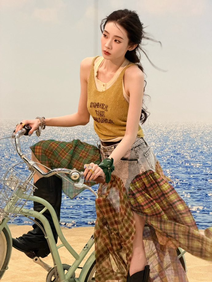 张艺凡已经开始过夏天了，这小蛮腰真迷人