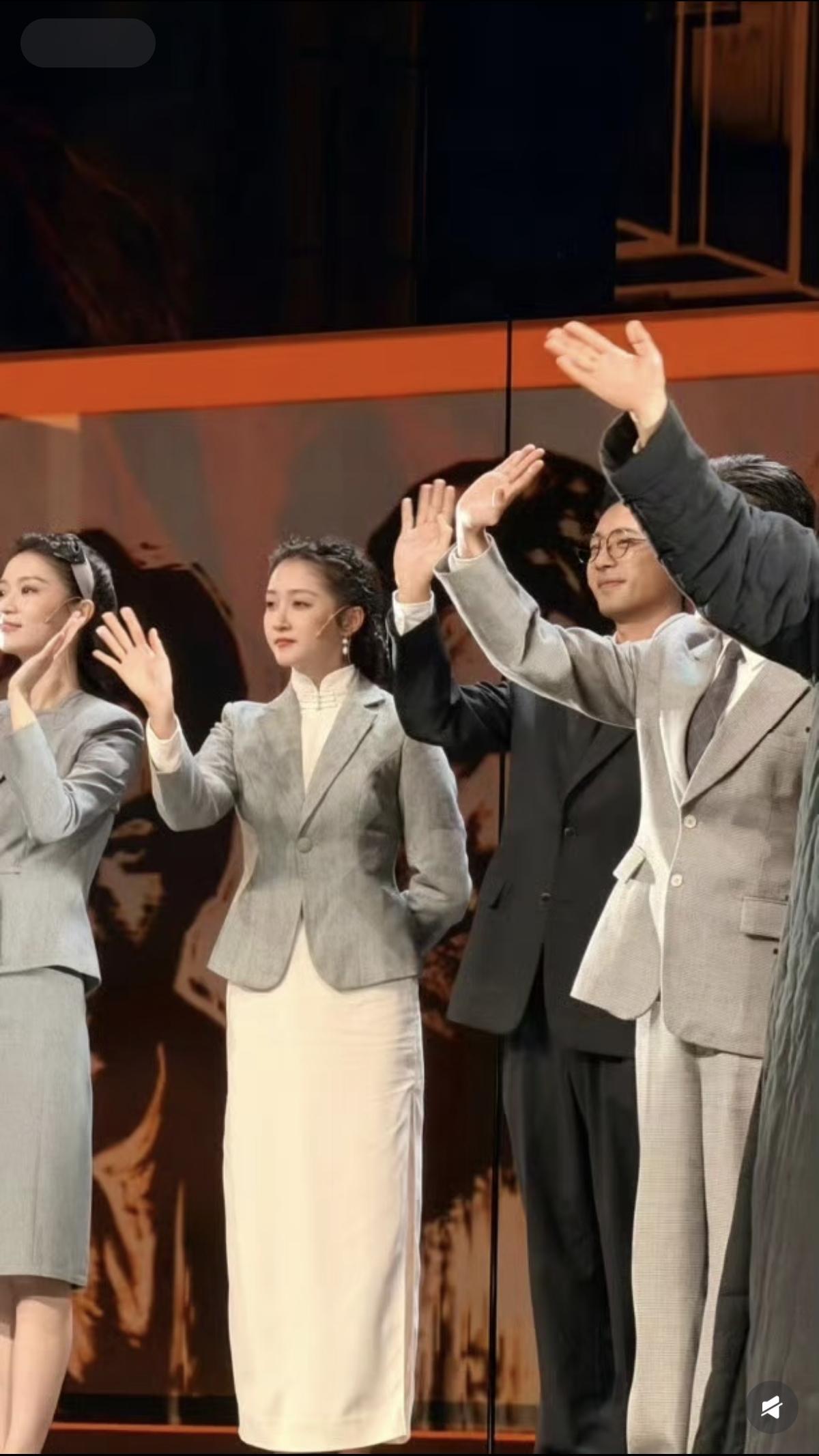 关晓彤话剧舞台，民国造型好惊艳呀，温柔大气韵味十足也成熟了！