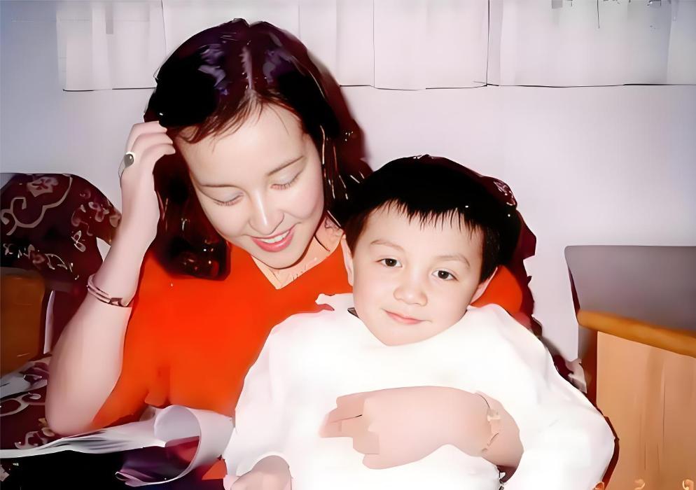 刘晓庆事件升级！家庭情况被扒，妹妹被传投毒、骗钱只是冰山一角