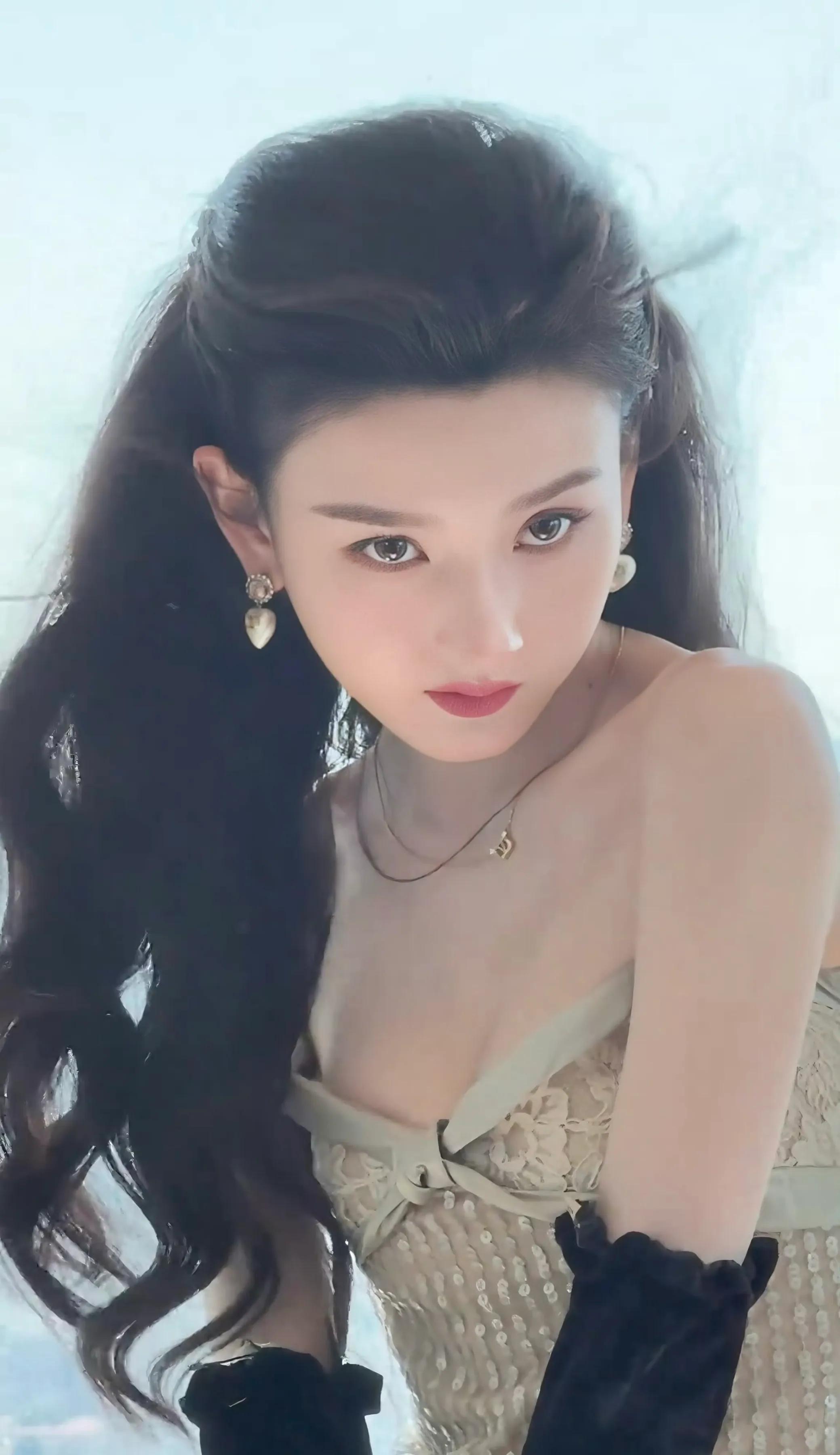 宋祖儿，性感大红唇，成熟妩媚的御姐