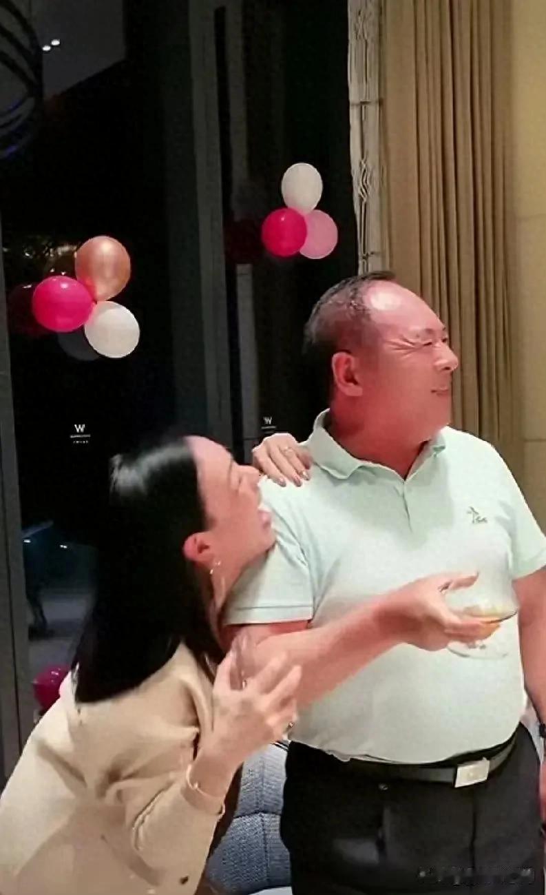 钟丽缇回山东婆家与张伦硕爸爸干杯畅饮，相处亲密欢乐多。 ???