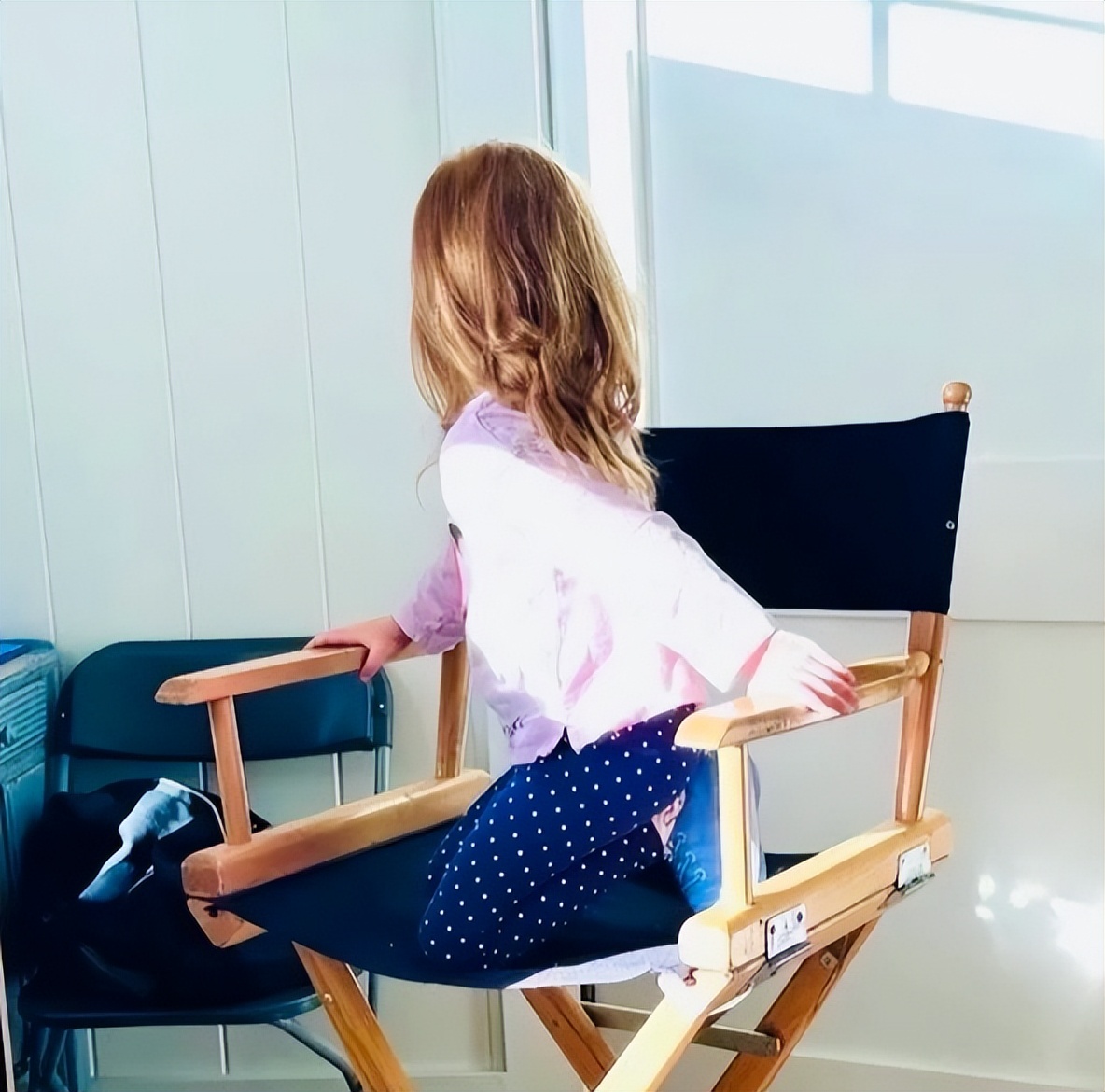 梅根默认女儿莉莉公主的黑人血统，晒两个孩子新照，当妈妈小帮手