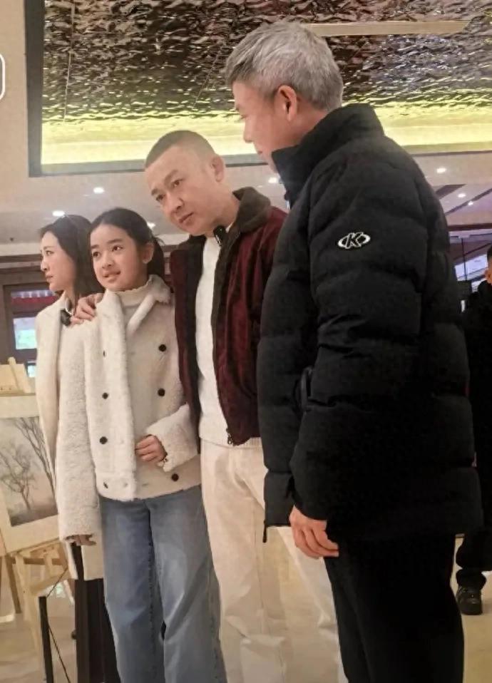 偶遇聂远,法令纹好深看着比电视上老10岁,11岁大女儿已赚钱养家