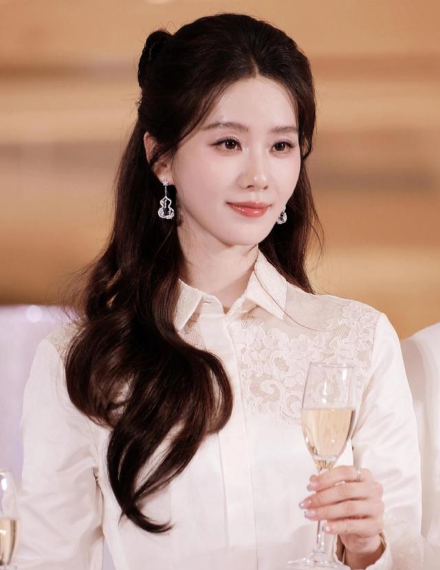 刘诗诗苏州活动生图，白缎蕾丝裙配半扎发，温婉又灵动