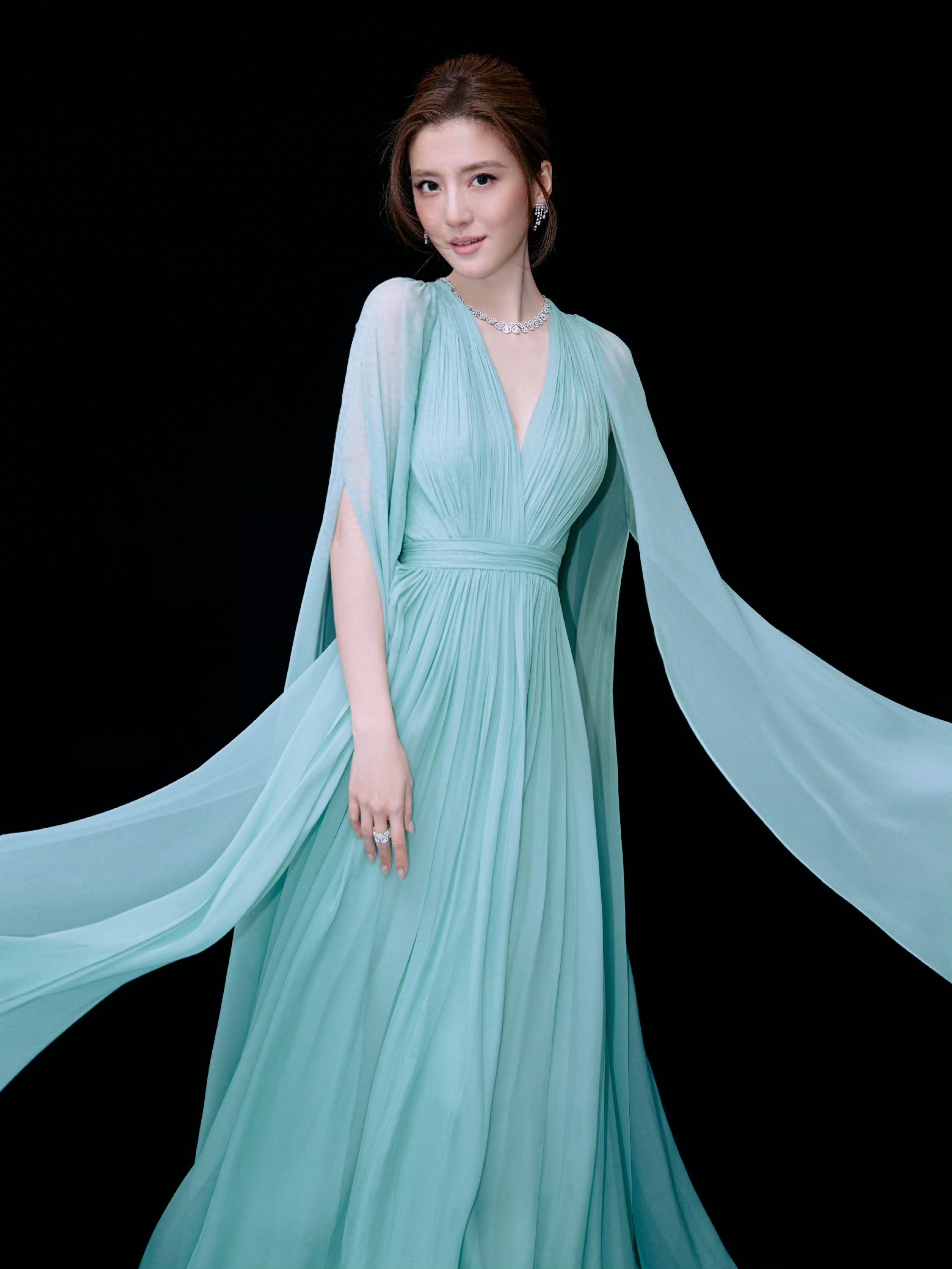 吴千语浅蓝礼裙，高贵又优雅