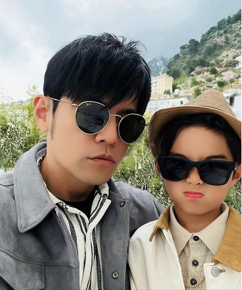 周杰伦儿子高清照曝光！8岁专挑爸妈优点长，眉眼带昆凌的混血感